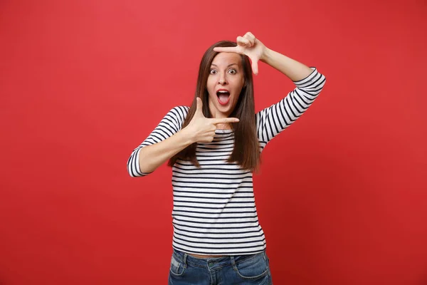 Mujer Joven Emocionada Manteniendo Boca Abierta Mirando Sorprendida Haciendo Gesto — Foto de Stock