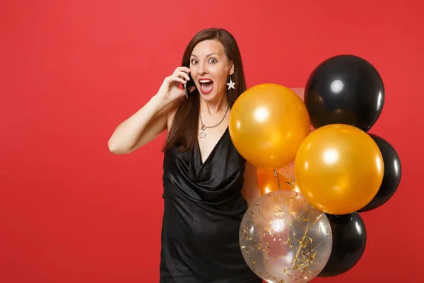Jovem Excitada Vestido Preto Segurando Balões Falando Telefone Celular Conduzindo — Fotografia de Stock