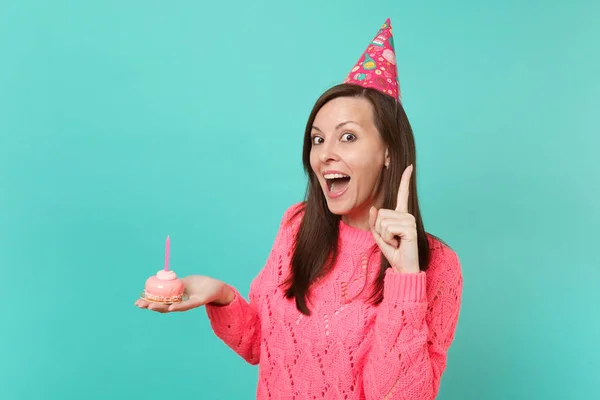 Upphetsad Ung Kvinna Rosa Tröja Födelsedag Hatt Pekar Pekfinger Upp — Stockfoto