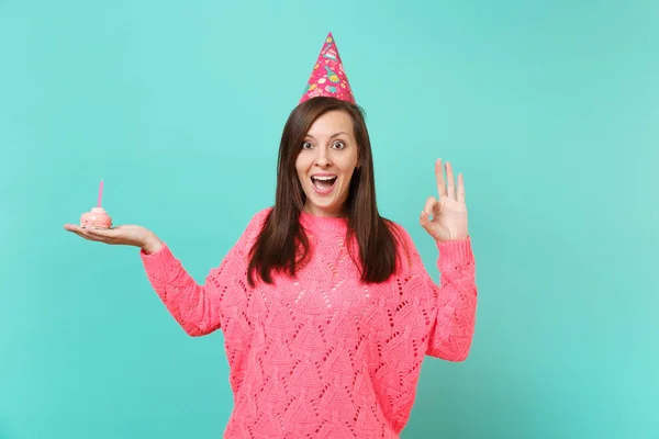 Aufgeregte Frau Gestricktem Rosa Pullover Geburtstagsmütze Mit Weit Aufgerissenem Mund — Stockfoto
