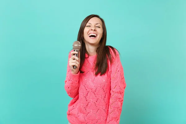 Riendo Divertida Mujer Joven Suéter Punto Rosa Sosteniendo Mano Cantar —  Fotos de Stock