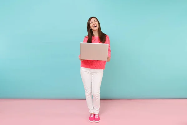 Volledige Lengte Portret Van Vrouw Gebreide Trui Witte Broek Met — Stockfoto