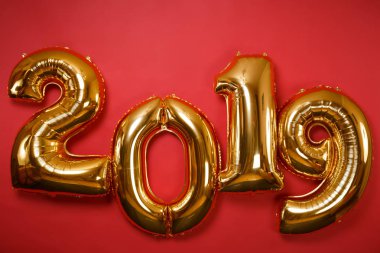 Parlak glitter resim Noel parlak kırmızı duvar arka plan golden numaraları hava balonları, tasarım veya tebrik kartı dekorasyon izole. Mutlu yeni yıl 2019 tatil parti kavramı. Kopyalama alanı alay