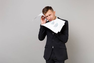 Klasik siyah üzgün genç iş adamı portresi uygun gömlek ağlayan tutun kağıt belgeleri Studio gri duvar arka plan üzerinde izole. Başarı kariyer servet iş kavramı. Kopyalama alanı alay