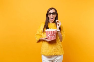 Film film izlemek ve kova patlamış mısır parlak sarı arka plan üzerinde izole tutan 3d IMAX gözlüklü sürpriz genç kız. Sinema, yaşam kavramı insanların samimi duygular. Reklam alanı