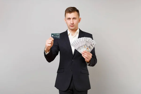 Joven Hombre Negocios Traje Negro Clásico Tienen Tarjeta Bancaria Crédito —  Fotos de Stock