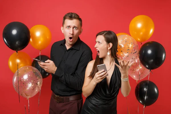 夫妇站在后面的消息 在手机庆祝生日假日派对孤立的红色背景气球 情人节国际妇女节新年快乐2019概念 — 图库照片
