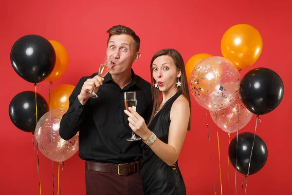 Prachtige Jong Koppel Zwarte Kleding Vieren Verjaardag Kerstfeest Geïsoleerd Heldere — Stockfoto