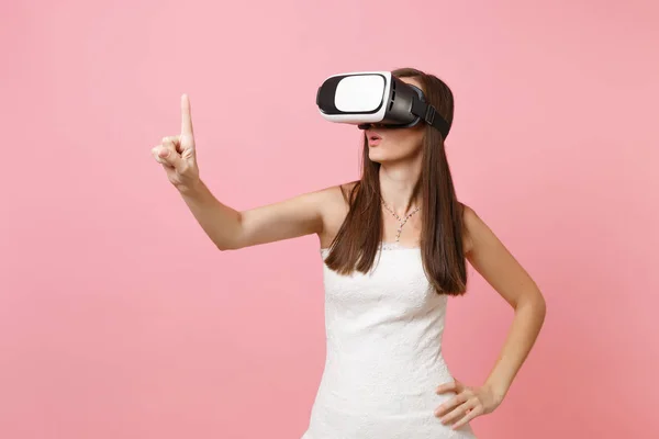 Vrouw Van Bruid Witte Trouwjurk Hoofdtelefoon Van Virtual Reality Touch — Stockfoto