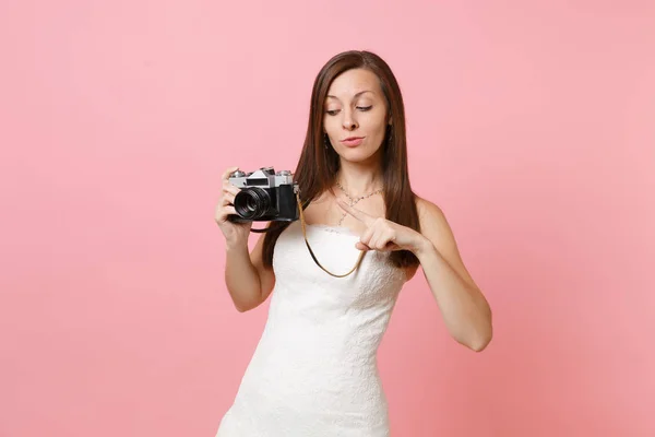 Wanita Cantik Dengan Gaun Pengantin Putih Menunjuk Jari Telunjuk Pada — Stok Foto