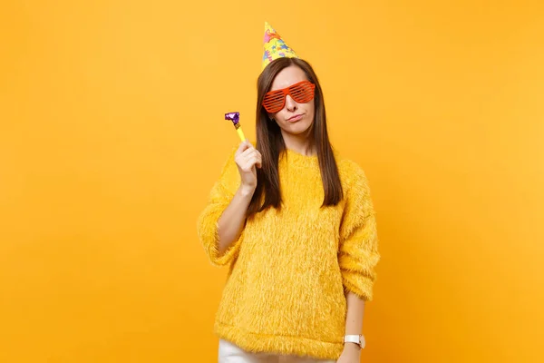 Προσωπογραφία Αδιάφοροι Πορτοκαλί Αστεία Γυαλιά Καπέλο Γενεθλίων Παιχνίδι Σωλήνα Στέκεται — Φωτογραφία Αρχείου