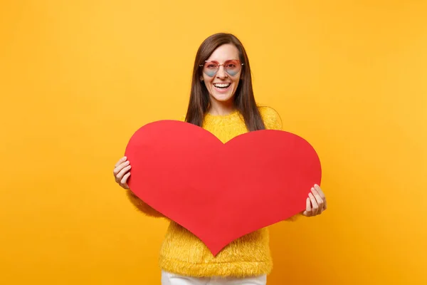 Retrato Una Joven Sonriente Suéter Piel Gafas Corazón Con Corazón — Foto de Stock