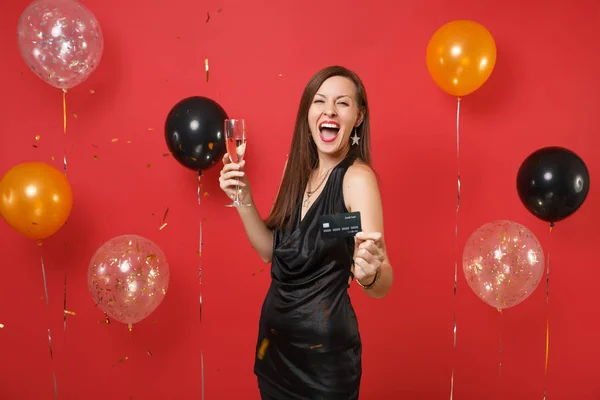 Jovem Alegre Pouco Vestido Preto Gritando Celebrando Segurando Copo Cartão — Fotografia de Stock