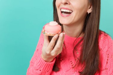 Genç kadının elinde tutan mavi turkuaz duvar arka planda, stüdyo portre izole kek örme pembe kazaklı resim kırpılmış. İnsanlar samimi duygular, yaşam kavramı. Kopyalama alanı alay