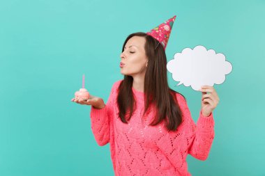 Genç Kadın Doğum günü şapkalı mum kek, holding boş boş Say bulut, konuşma balonu promosyon içerik üzerinde mavi arka plan izole için dışarı üfleme. İnsanlar yaşam tarzı kavramı. Kopyalama alanı alay