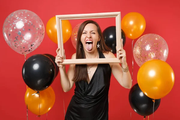 Muchacha Divertida Pequeño Vestido Negro Celebrando Mostrando Lengua Sosteniendo Marco — Foto de Stock