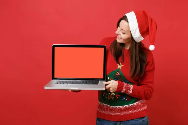 Curiosa Joven Santa Chica Sombrero Navidad Mirando Ordenador Portátil Con — Foto de Stock