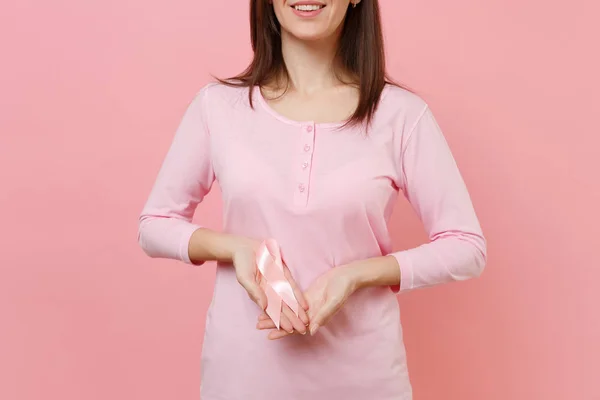 妇女在玫瑰衣服持有在手粉红色丝绸丝带查出在柔和的墙壁背景 工作室肖像 医疗保健妇科肿瘤学 乳腺癌意识概念 模拟复制空间 — 图库照片