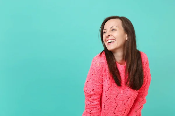 Mujer Joven Alegre Bastante Sonriente Suéter Rosa Punto Mirando Lado —  Fotos de Stock