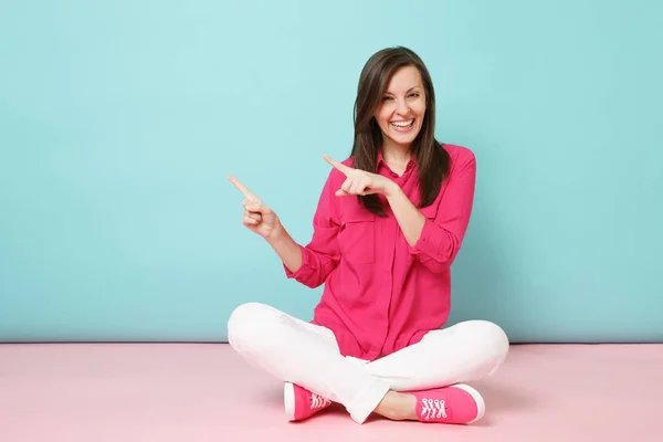 Full Längd Porträtt Leende Ung Kvinna Rosa Skjorta Blus Vita — Stockfoto