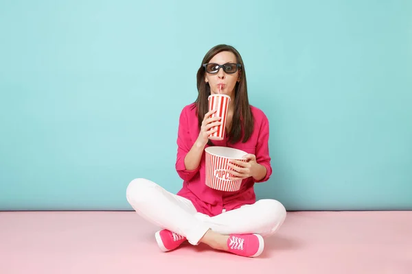 Ganzkörperporträt Frau Rosa Hemd Weiße Hose Auf Dem Boden Sitzend — Stockfoto