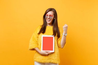 Neşeli kadın kalp gözlük, başparmak gösterilen boş siyah Boþ ekran parlak sarı arka plan üzerinde izole ile tablet pc bilgisayar tutun. İnsanlar samimi duygular yaşam tarzı kavramı. Reklam alanı