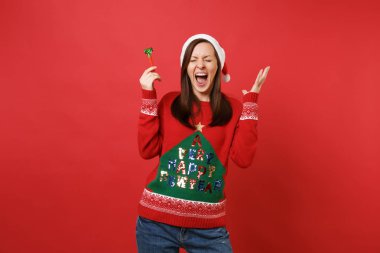 Çılgın genç Noel Baba kız eller, izole üzerinde parlak kırmızı arka plan çığlık yayılan oynarken boru, holding gözler kapalı. Mutlu yeni yıl 2019 kutlama tatil parti kavramı. Kopyalama alanı alay