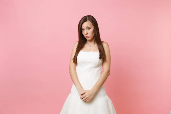 Недовольная Расстроенная Невеста Белом Свадебном Платье Обижается Держа Руки Скрещенными — стоковое фото