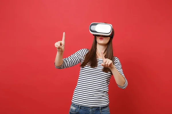 Chica Joven Gafas Realidad Virtual Toque Algo Como Pulsar Botón —  Fotos de Stock