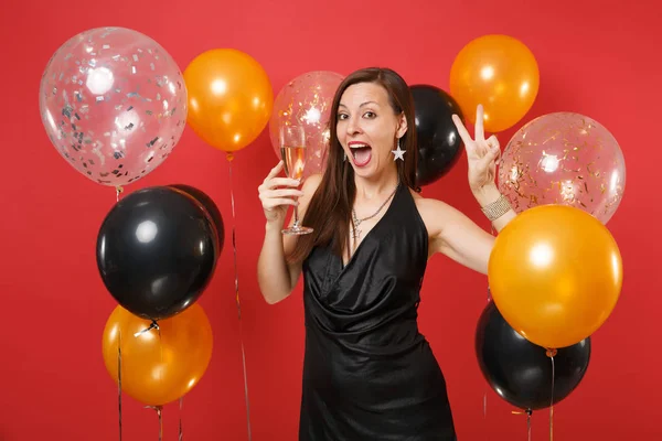 Jovem Excitada Vestido Preto Celebrando Segurando Copo Champanhe Mostrando Sinal — Fotografia de Stock