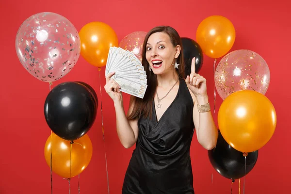 Gelukkig Jonge Vrouw Zwarte Jurk Index Wijsvinger Omhoog Houden Bundel — Stockfoto