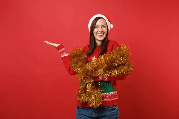 Jovem Feliz Santa Menina Suéter Chapéu Natal Com Guirlanda Dourada — Fotografia de Stock