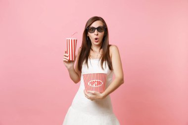 Düğün kadında hayran gelin elbise, film film izlerken, tutan kova patlamış mısır, plastik bardak soda ya da pastel pembe izole cola 3d gözlük. Düğün kutlama. Sinema duygular