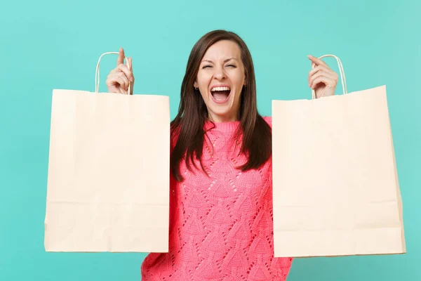 Jovem Alegre Camisola Rosa Malha Gritando Segurando Mãos Saco Compras — Fotografia de Stock