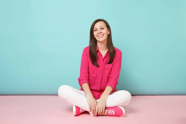 Retrato Larga Duración Una Joven Sonriente Blusa Camisa Rosa Pantalones —  Fotos de Stock