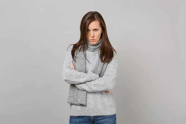 灰色の壁の背景に分離された灰色のセーター スカーフのホールドを両手で腹の若い女性を不快しました 健全なライフ スタイル の心から感情 寒い季節の概念 コピー スペースをモックアップします — ストック写真