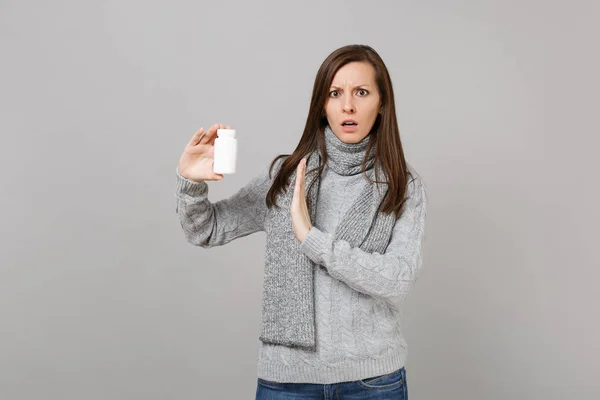 Οικείου Γυναίκα Κασκόλ Δείχνουν Στάση Χειρονομία Την Παλάμη Ταμπλέτες Φαρμάκων — Φωτογραφία Αρχείου