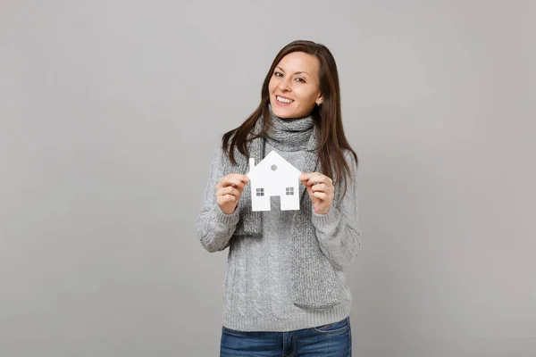 Leende Ung Kvinna Grå Tröja Halsduk Håller Papper Vita Huset — Stockfoto