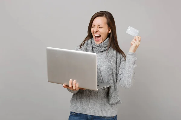 Mulher Gritando Suéter Cachecol Com Olhos Fechados Trabalhar Computador Portátil — Fotografia de Stock