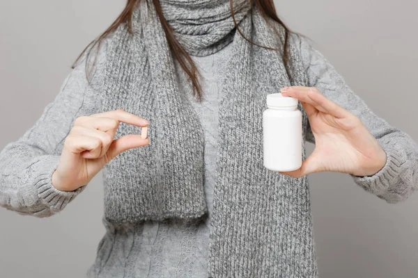 Mujer Joven Suéter Gris Bufanda Con Pastillas Medicación Pastillas Aspirina — Foto de Stock