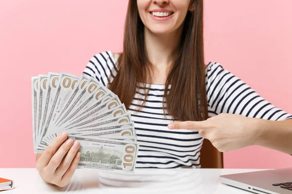 Przycięty Obraz Kobiety Palec Wskazujący Pakiet Dużo Dolarów Cash Money — Zdjęcie stockowe