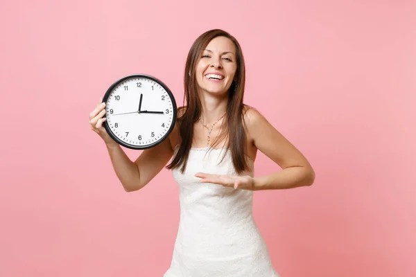 Mujer Novia Riendo Vestido Novia Blanco Apuntando Mano Sobre Reloj — Foto de Stock