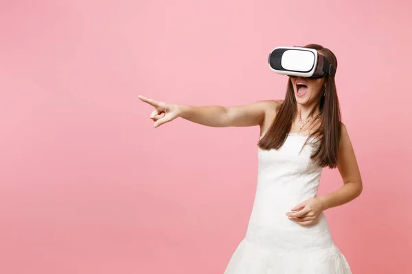 Mujer Novia Emocionada Vestido Novia Blanco Auriculares Realidad Virtual Señalando —  Fotos de Stock