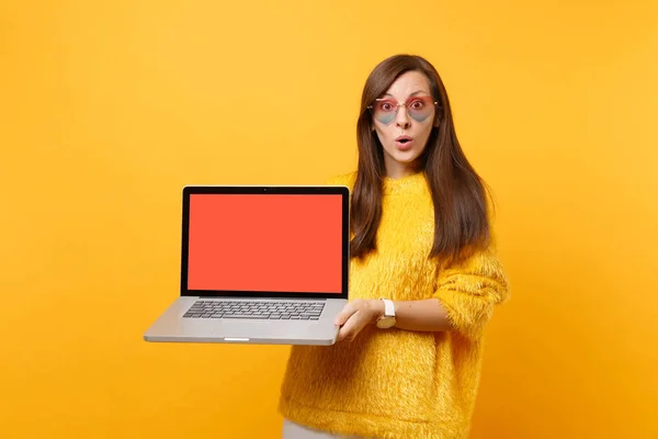 Chockad Ung Kvinna Tröja Hjärtat Glasögon Håller Bärbar Dator Med — Stockfoto