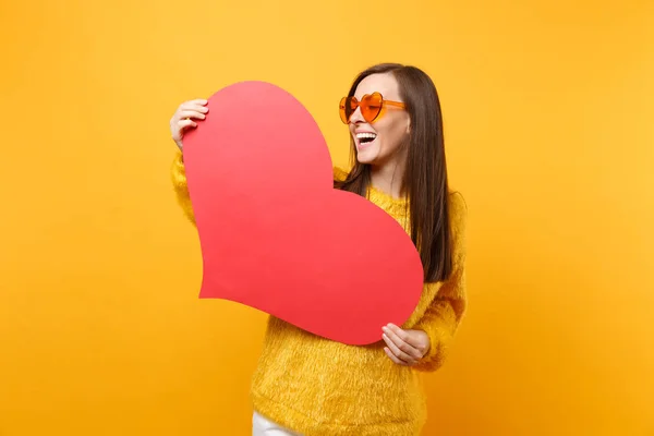 Mooie Jonge Vrouw Lachen Bont Trui Oranje Hart Brillen Houden — Stockfoto