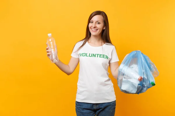 Woman Shirt Volunteer Trash Bag Isolated Yellow Background Voluntary Free — Stock Photo, Image