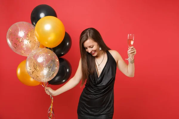 Menina Sorridente Vestido Preto Comemorando Olhando Para Baixo Segurando Copo — Fotografia de Stock