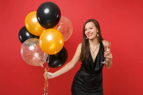 Jovem Sorridente Vestido Preto Comemorando Segurando Copo Champanhe Balões Isolados — Fotografia de Stock