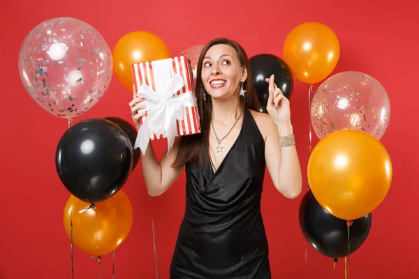 Engraçado Jovem Mulher Vestido Preto Celebrando Segurar Caixa Vermelha Com — Fotografia de Stock