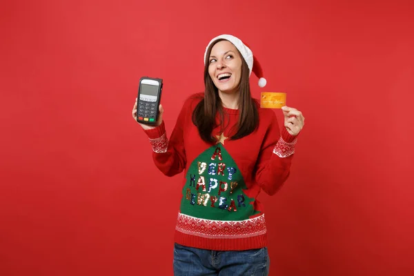 サンタ少女持株無線現代銀行支払い笑って処理し 赤の背景に分離されたカード クレジット カードの支払いを取得するターミナル 幸せな新しい年 2019年お祝い休日党概念 — ストック写真